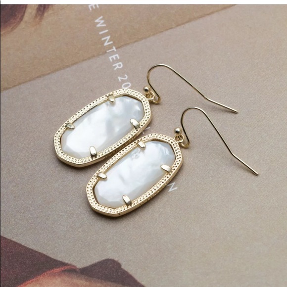 💢LAST PAIR💢KENDRA Gold Dani Pearl Drop Earrings - Picture 2 of 8